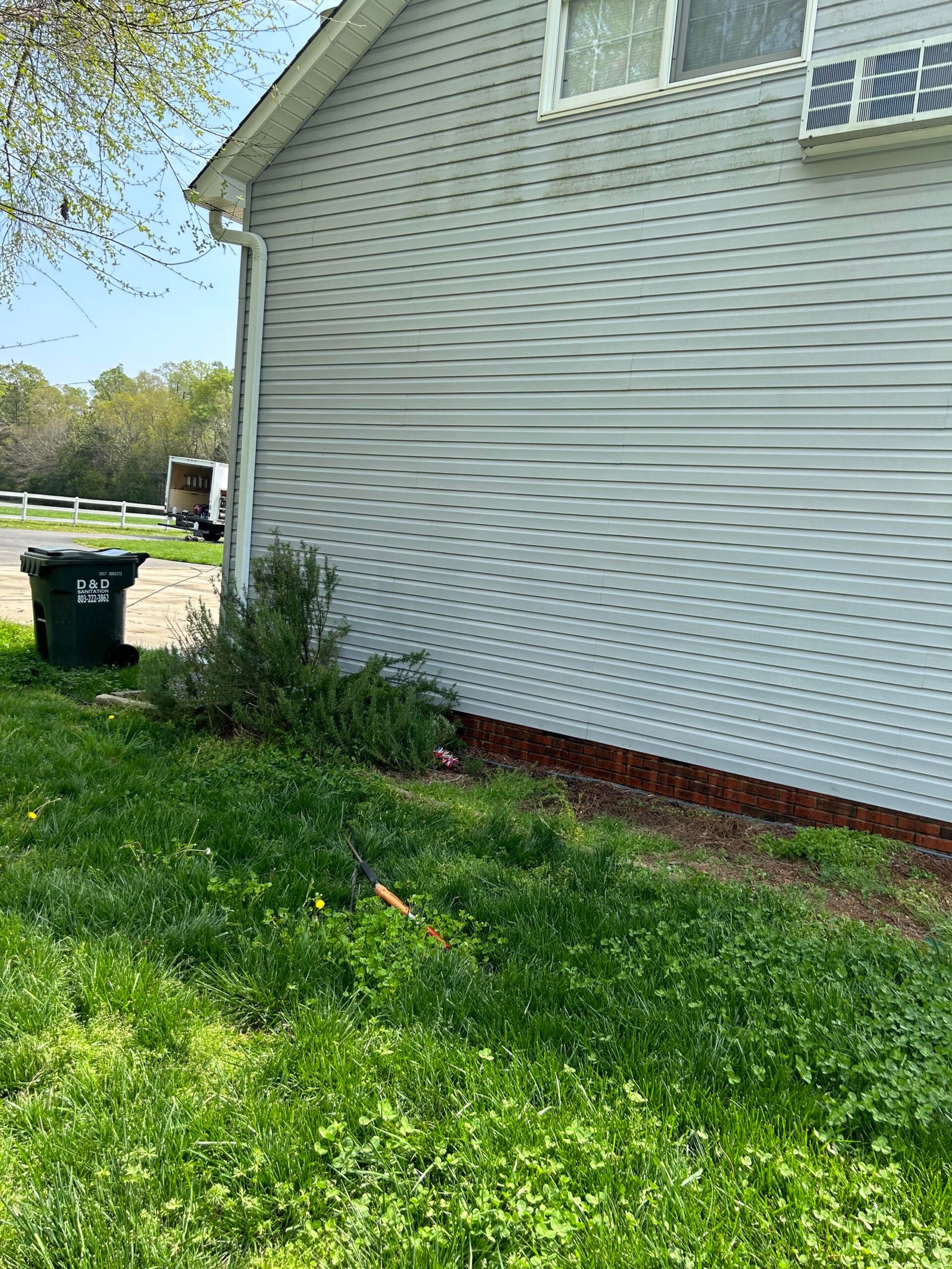 Vinyl siding before soft-wash: algae and dirt buildup